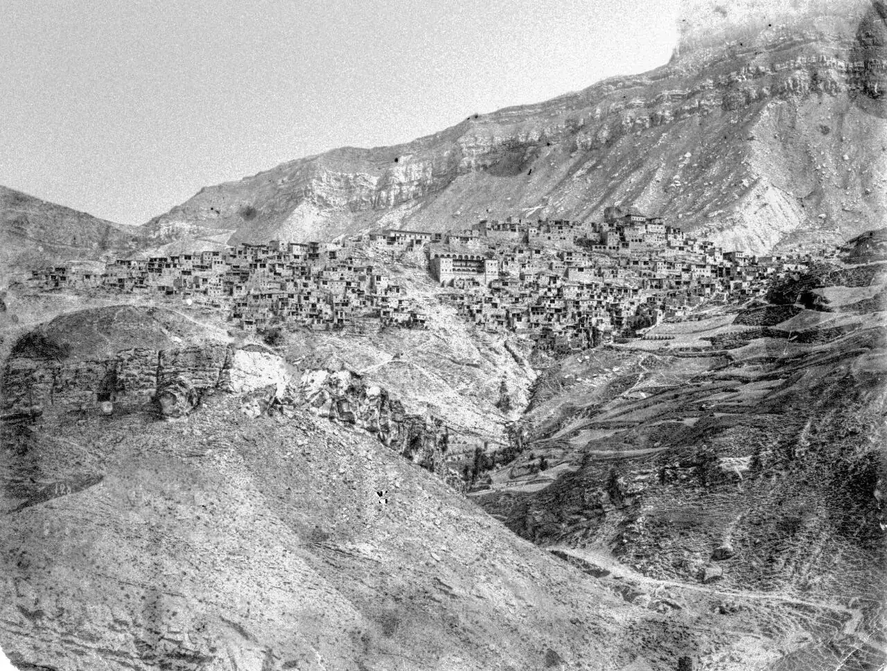 Архивная панорама аула Чох на склоне горы, начало XX века